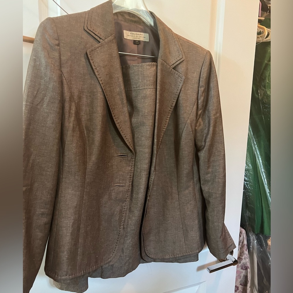 Tan/brown Tahari skirt suit size 10P petite
